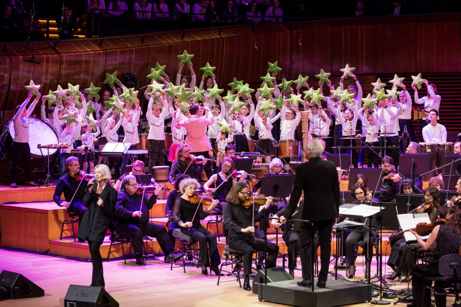 Dziecięca Orkiestra Onkologiczna, orkiestra NOSPR pod batutą Krzesimira Dębskiego oraz Daria Zawiałow. Fot. Fundacja Iskierka Katowice: to był magiczny koncert Dziecięcej Orkiestry Onkologicznej w NOSPR