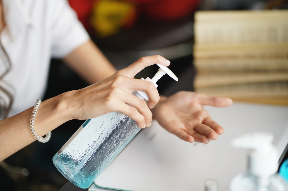 Szpitale w całej Polsce zostaną bez zaopatrzenia w środki do dezynfekcji? Fot. Shutterstock Producenci środków dezynfekcyjnych alarmują: zwolnienie z akcyzy na alkohol tylko do piątku