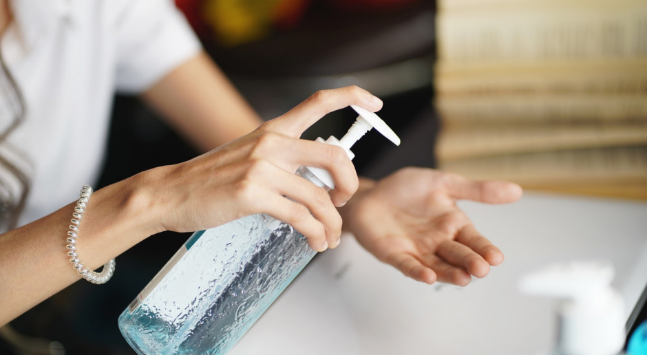 Polacy chętniej dbają o higienę. Wczasie pandemii liczba osób dezynfekujących ręce wzrosła z 19 do 65 proc.