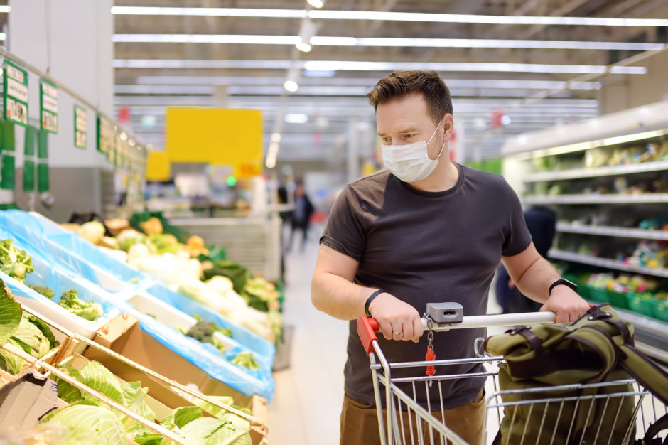 Klienci rzadziej chodzą do sklepów, lecz robią większe zakupy Fot. Shutterstock Czy czekają nas kolejne obostrzenia? Na razie nie ma takich propozycji