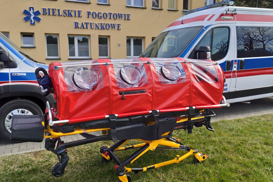 Mieszkańcy wsi umierali częściej niż mieszkańcy miast podczas leczenia w szpitalu z powodu COVID-19. Fot. Bielskie Pogotowie Ratunkowe/FB, Raport NIZP-PZH: mieszkańcy wsi i mężczyźni częściej umierali na COVID-19
