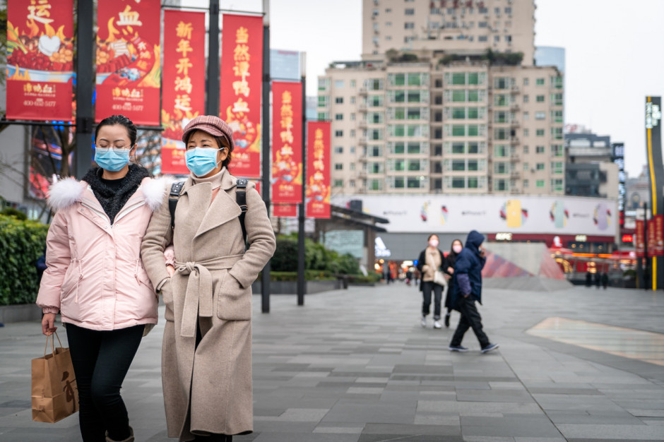 Naukowcy z Wuhan University w Chinach ogłosili, że mimo ogłoszenia końca epidemii w mieście cały czas dochodziło do licznych zakażeń. Fot. Shutterstock COVID-19 w Wuhan szerzył się dłużej niż ogłoszono, zakażenia były bezobjawowe