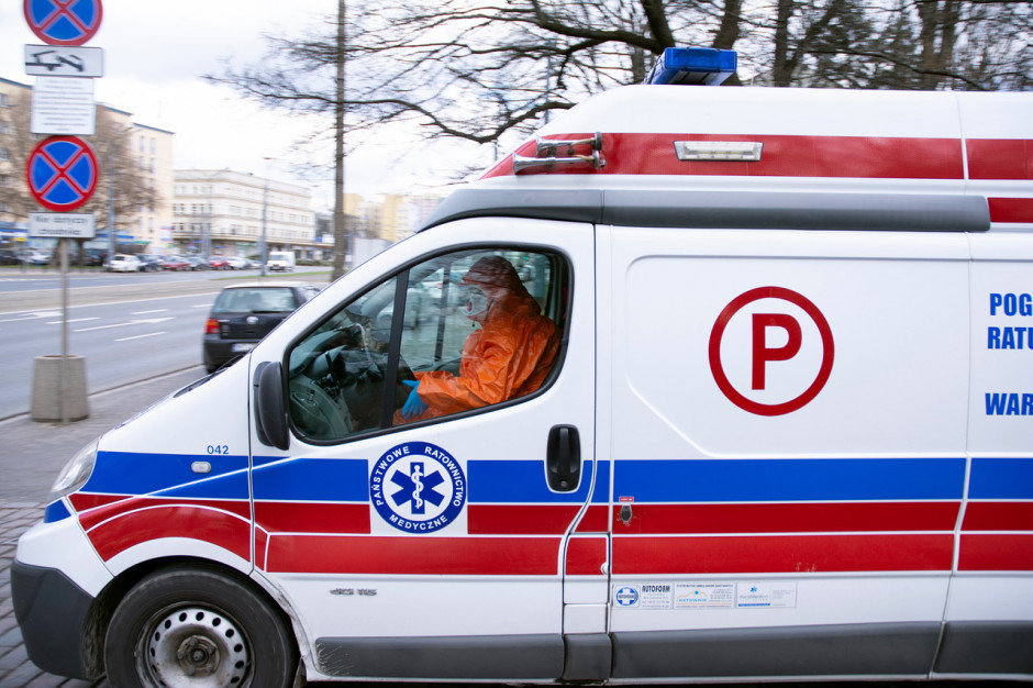 Testy antygenowe będzie można wykonywać w karetce; FOT. Shutterstock NFZ: zarządzenie dot. testów antygenowych w karetkach, działania izolatoriów i tarczy dla onkologii