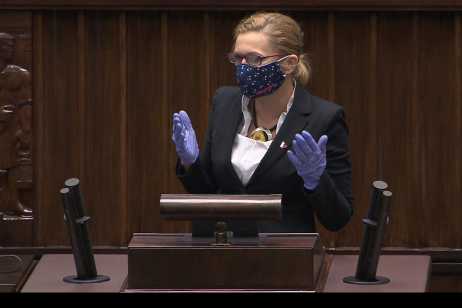Na zdj. posłanka KO Barbara Nowacka 26 marca 2020 r. podczas 8 posiedzenia Sejmu. Fot. iTV Sejm Posłowie będą głosować zdalnie, zmiany regulaminu przyjęte
