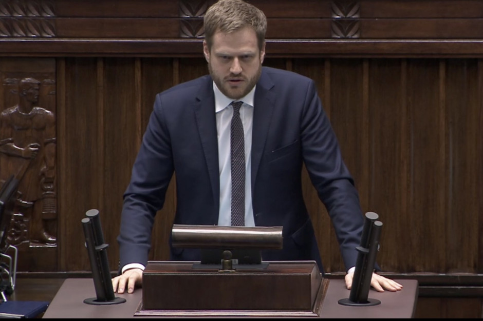 - (...) zaczęło się od wysłania forpoczty w postaci pana Nitrasa, który wtargnął do Ministerstwa Zdrowia. A później przyszli panowie, mówiąc, że domagacie się wyjaśnień, a tak naprawdę zrobiliście show - mówił wiceminister Cieszyński do posłów Szczerby i Jońskiego. Fot. PTWP/Sejm (zdjęcie ilustracyjne) KO o respiratorach: to żyła złota. Wiceminister zdrowia: zaatakowaliście, bo Trzaskowski przegrywał
