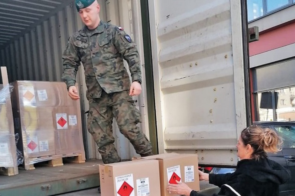 W niedzielę (29 marca) 18 transportów m. in. z płynami do dezynfekcji, odzieżą ochronną oraz sprzętem medycznym trafi do Wojewódzkich Stacji Sanitarno-Epidemiologicznych i szpitali jednoimiennych. Fot. Mariusz Błaszczak/Twitter Szef MON: brygady logistyczne dostarczają sprzęt medyczny do szpitali zakaźnych