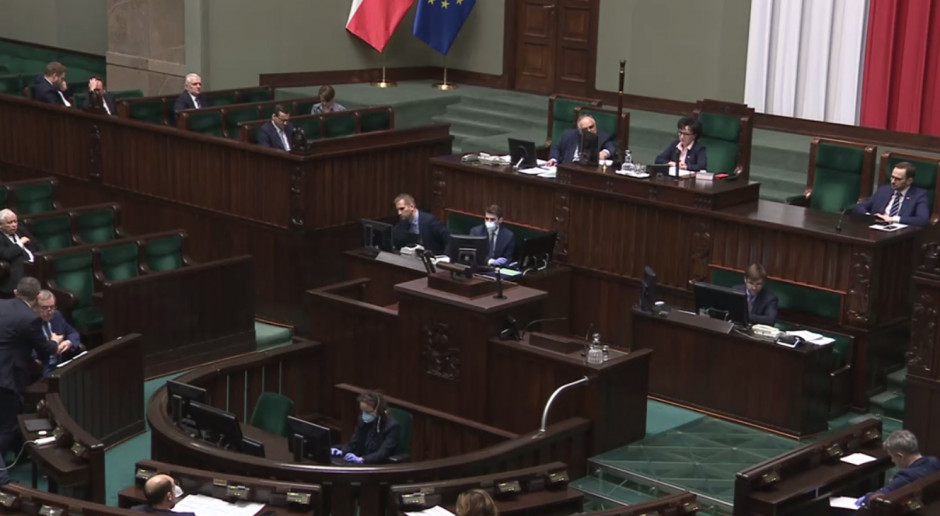 Sejm: gigantyczna krytyka noweli ustawy covidowej w sprawie wynagrodzeń w służbie zdrowia