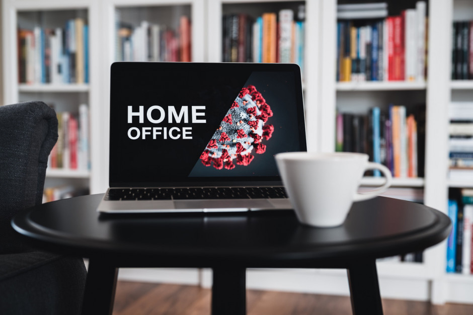 Przechodząc wiosną na home office, nie byliśmy przygotowani do tak długiej pracy z domu Fot. Shutterstock Coraz więcej Polaków ma problemy zdrowotne z powodu pracy zdalnej