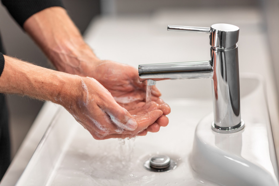 W niektórych województwach można rozważać ograniczanie obostrzeń na świeżym powietrzu i pomieszczeniach. Fot. Shutterstock (zdj. ilustracyjne) Jakie obostrzenia można dzisiaj znosić?