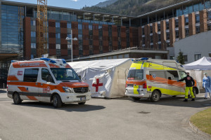 Włoszka, która omyłkowo dostała 6 dawek szczepionki wypisana ze szpitala