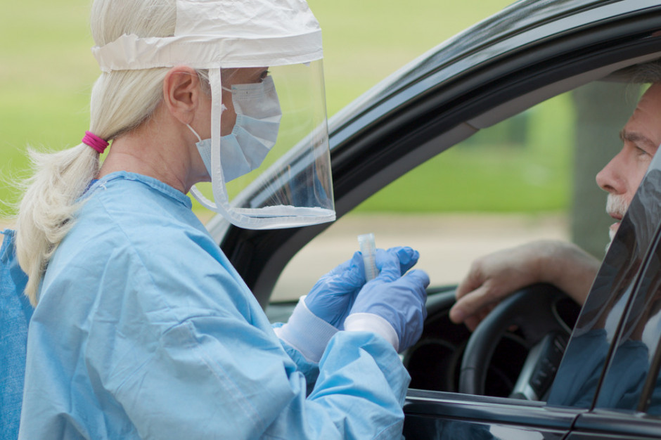 Dotychczas w formule drive thru wykonywano testy na koronawirusa. Od II kwartału możliwe będzie również szczepienie przeciw Covid-19. Fot. Shutterstock Szczepienia przeciw Covid-19 także w punktach Drive Thru - a co z czasem obserwacji?