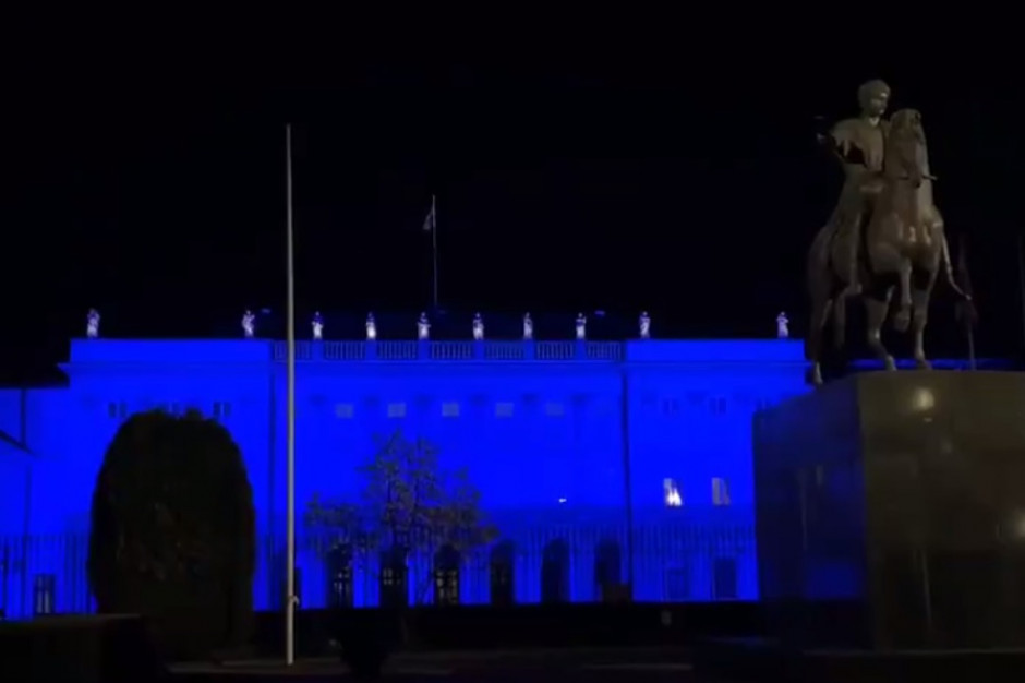 Pałac Prezydencki w Warszawie; FOT. Arch. TT/Kancelaria Prezydenta Warszawa: iluminacje w Światowym Dniu Zdrowia na Pałacu Prezydenckim i gmachu Sejmu