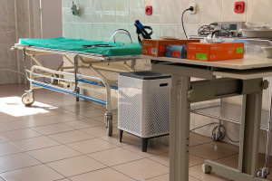 PFSz: do szpitali leczących osoby z COVID-19 trafiły urządzenia oczyszczające powietrze