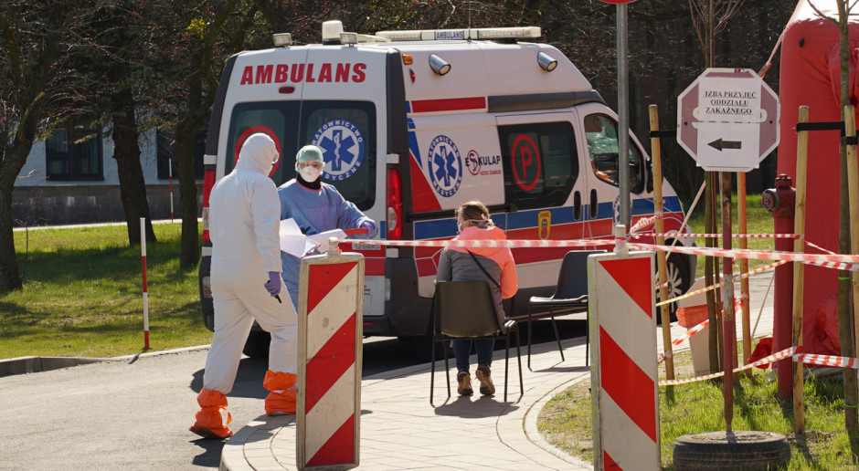 Łódzkie: 60 przypadków zakażenia koronawirusem w DPS w Bełchatowie. Trwa ewakuacja