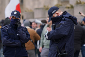 Rozpoczęły się szczepienia służb mundurowych. Jako pierwszy - komendant główny policji