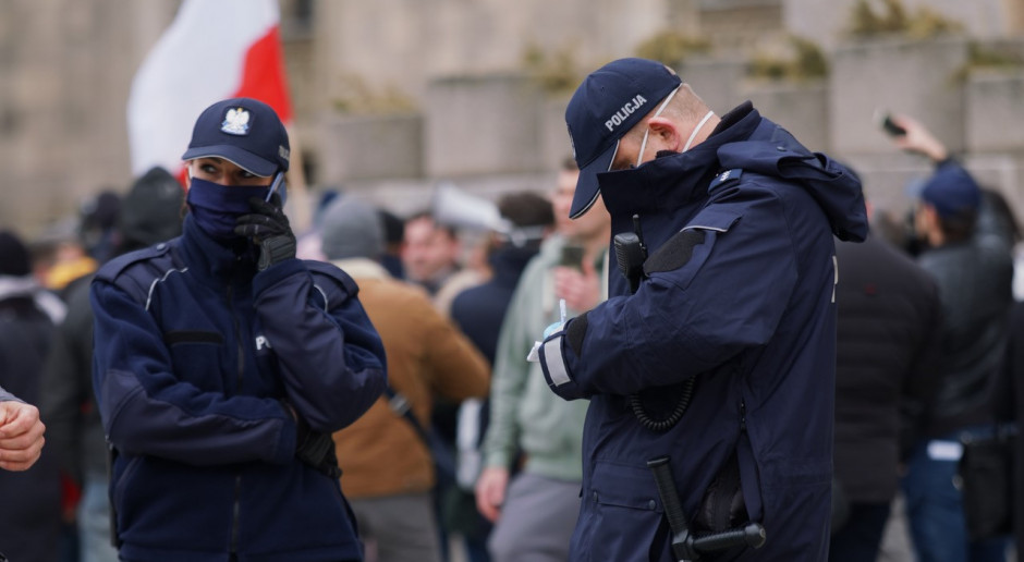 Wiele pytań do RPO wiązało się z niejasnością przepisów i ich egzekwowaniem przez służby porządkowe. Fot. Shutterstock (zdjęcie ilustracyjne) RPO: wiele skarg w 2020 r. dotyczyło pandemii i naruszeń bezpieczeństwa epidemicznego