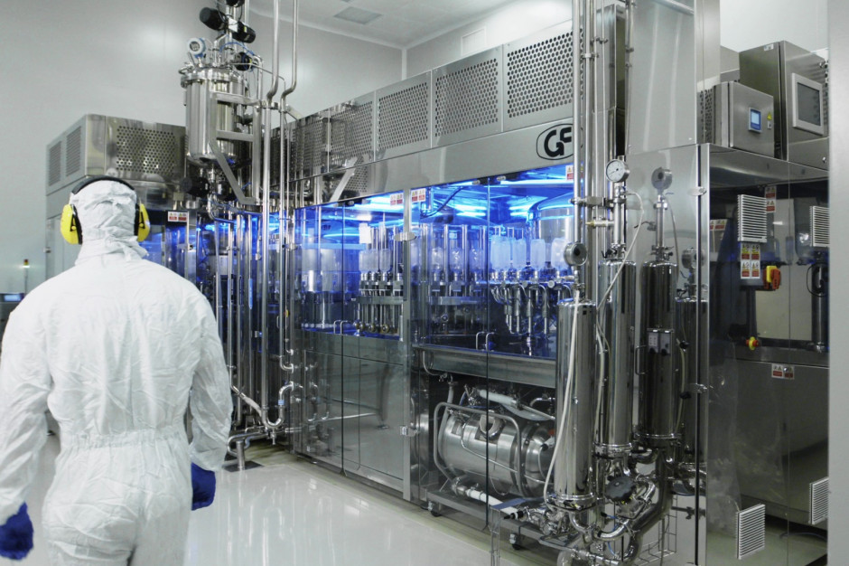 Linia produkcyjna płynów infuzyjnych w fabryce Fresenius Kabi Polska w Kutnie; FOT. Materiały prasowe Kutno: Fresenius Kabi uruchomiło nową linię produkcyjną płynów infuzyjnych
