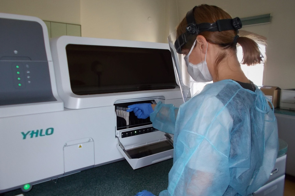 Gliwicki szpital dysponuje analizatorem immunochemicznym iFlash 1800 wykorzystującym metodę chemiluminescencji. Fot. Szpital Miejski nr 4 w Gliwicach Gliwice: laboratoryjny "detektyw" w szpitalu miejskim wykryje przeciwciała u osób, które przeszły Covid-19
