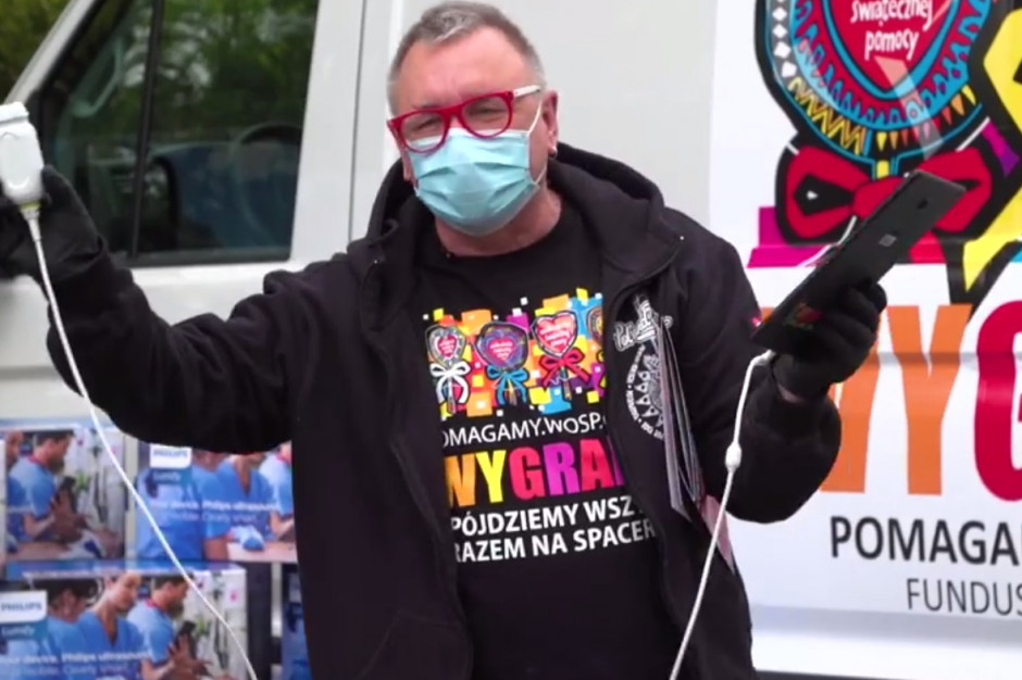 Jerzy Owsiak prezentuje ultramobilny zestaw USG; FOT. WOŚP Philips przekazał na rzecz Fundacji WOŚP 25 zestawów ultrasonograficznych