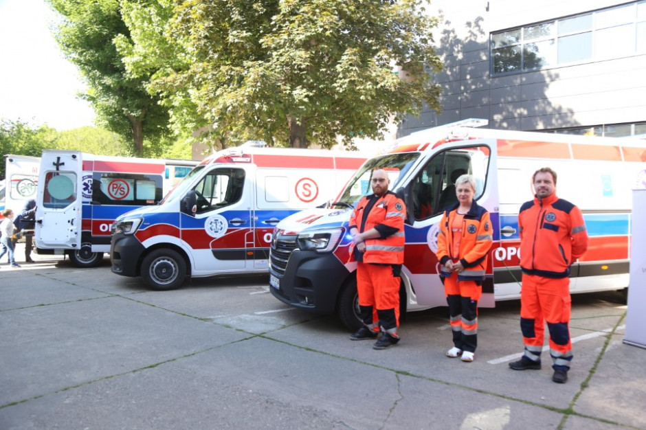 wszystkie trzy ambulanse to tzw. karetki bariatryczne, czyli przystosowane do transportu osób z dużą nadwagą. Fot. Opolskie.pl Opolskie ma trzy nowoczesne karetki bariatryczne za 6 mln zł