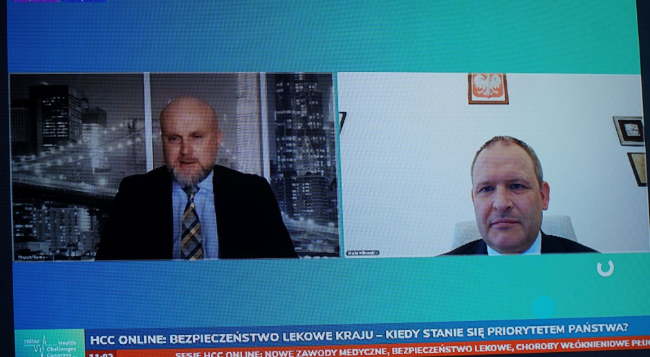 Po prawej wiceminister zdrowia Maciej Miłkowski podczas sesji poświęconej polityce lekowej na HCC Online 2020 Fot. PTWP HCC Online: w Polsce refunduje się ok. 31 proc. produkowanych w Polsce leków. To zbyt mało