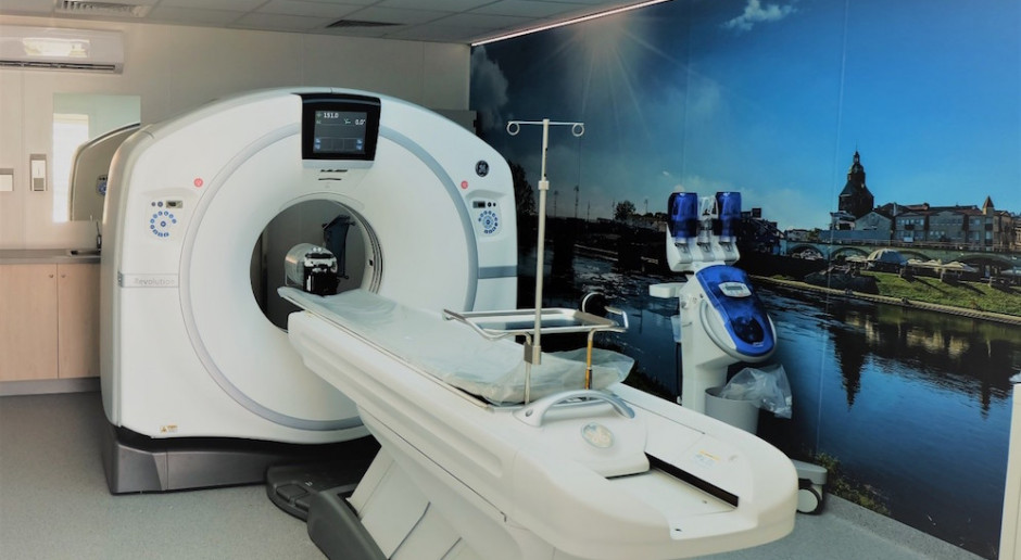 Gorzów Wlkp.: tomograf komputerowy zainstalowany w kontenerze medycznym przy szpitalu
