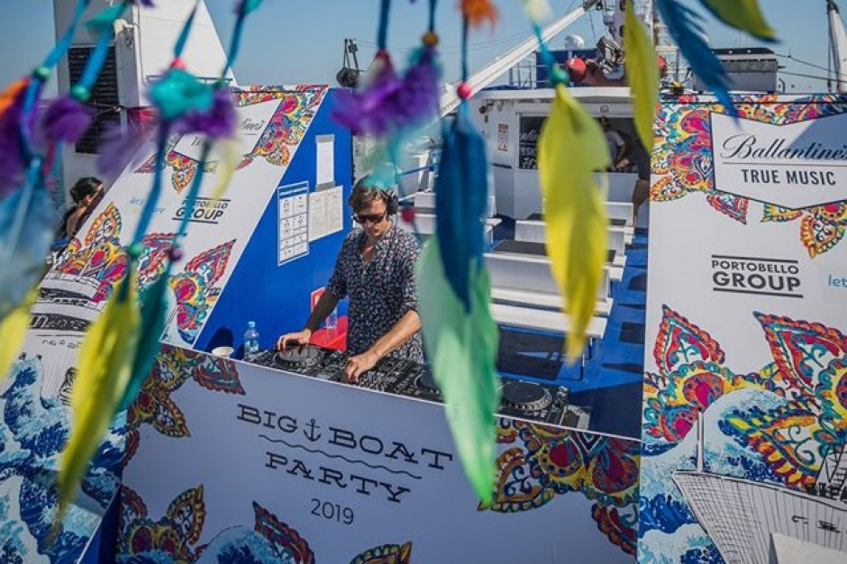 Jeden z imprezowych resjów w 2019 roku. Fot. Big Boat Party Już 17 zakażeń koronawirusem po imprezowym rejsie, sanepid szuka uczestników