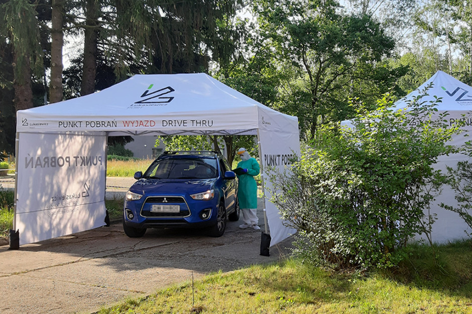 Punkt pobrań do testów na koronawirusa (drive-thru); FOT. Łukasiewicz - PORT Minister zdrowia: należy spodziewać się wzrostu liczby zakażeń koronawirusem w Polsce