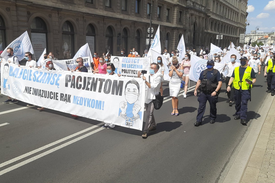 Protest medyków w Warszawie, 8 sierpnia 2020 r.; FOT. Twitter/@Rezydenci Medycy protestowali i przypominali o problemach ochrony zdrowia. Będą rozmowy z MZ?