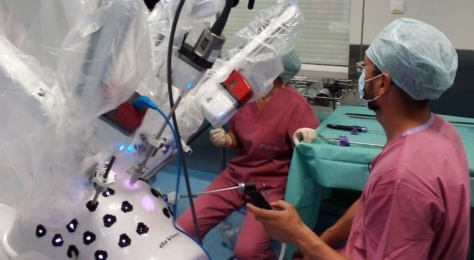 Szczecin: specjaliści z SPSK nr 2 PUM przeprowadzili pierwsze operacje z zastosowaniem robota da Vinci