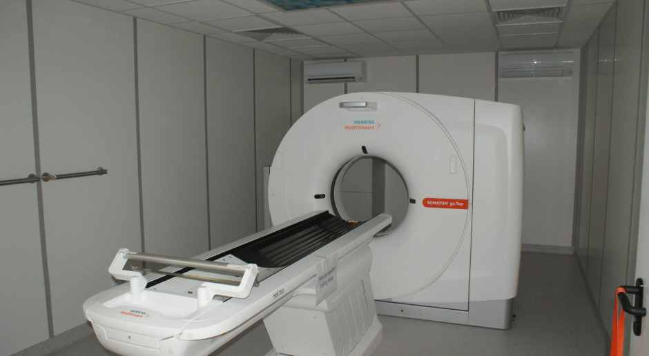 Zgierz: szpital zyskał tomograf dla chorych na COVID-19 oraz analizator - jedyny w regionie