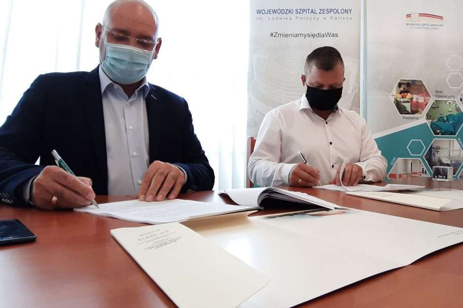 Podpisanie umowy na instalację nowych wind. Fot. Szpital Kalisz/Fb Kalisz: w szpitalu zostaną zamontowane trzy nowe windy za blisko milion zł
