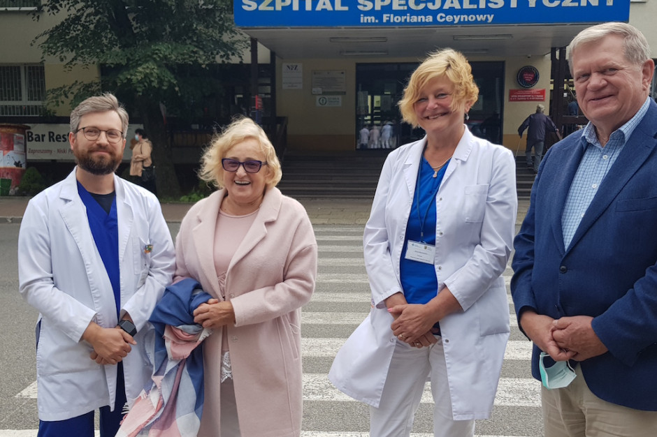 Na zdjęciu od lewej: dr Artur Dziadkiewicz, lekarz neurolog ; Pani Marianna, pacjentka oddziału; dr Alicja Mączkowiak, ordynator oddziału neurologii z oddziałem udarowym, Andrzej Zieleniewski, wiceprezes Szpitali Pomorskich Fot. Szpitale Pomorskie Wejherowo: pierwszy zabieg trombektomii mechanicznej u pacjentki z udarem niedokrwiennym mózgu