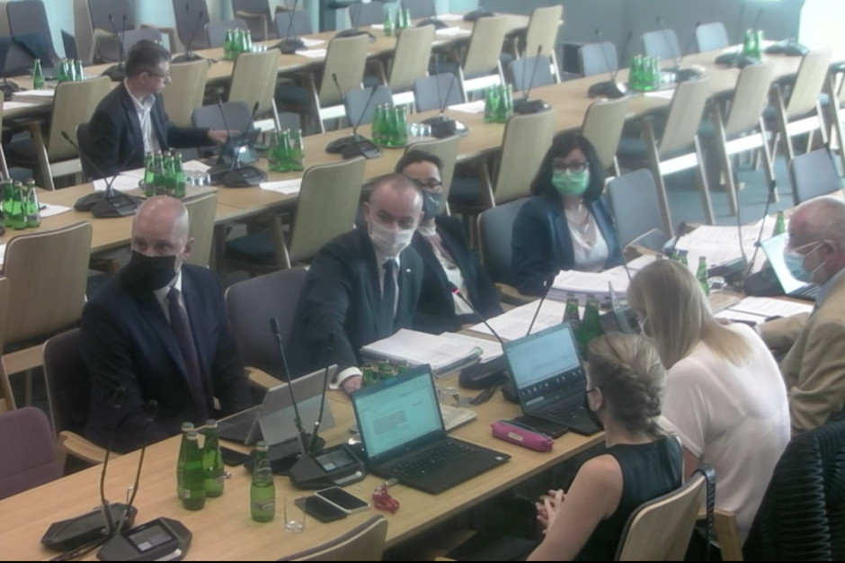 Na pytania podczas posiedzenia podkomisji odpowiadali zastępca szefa Kancelarii Prezydenta Paweł Mucha i wiceminister zdrowia Sławomir Gadomski. Fot. strona www. Sejmu Gadomski: koszty obsługi Funduszu Medycznego na pewno nie osiągną w pierwszym roku 40 mln zł