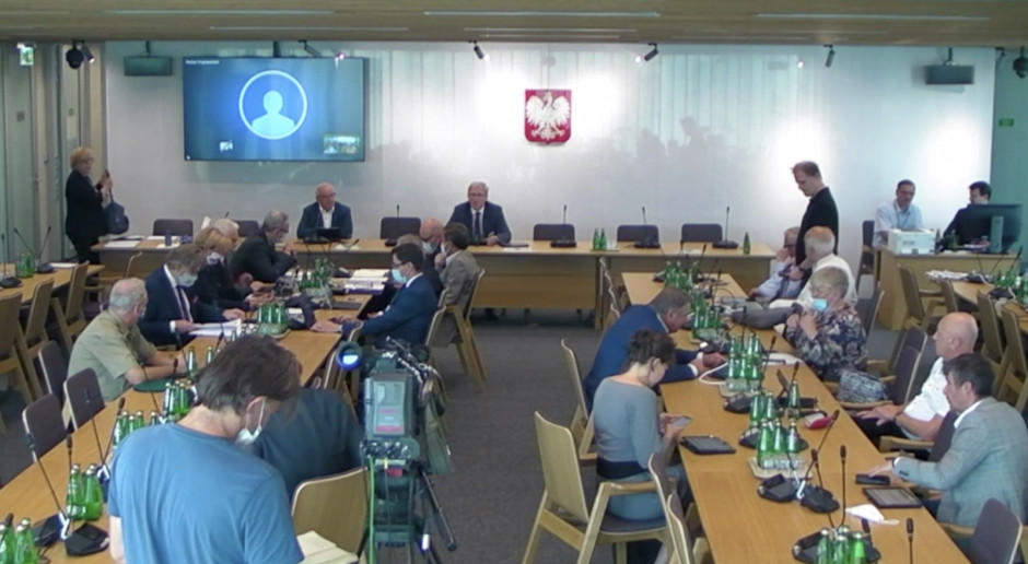 Sejm: projekt noweli ustawy covidowej wraca do komisji, opozycja grzmi o bezkarności władzy
