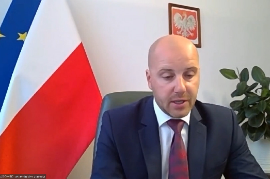 Wiceminister zdrowia Sławomir Gadomski podczas konferencji nt. raportu Sławomir Gadomski nt. raportu "Innowacyjna onkologia": te zamiary przekładają się już na rzeczywistość