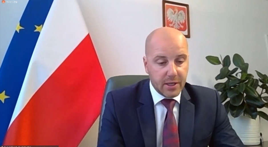 Wiceminister zdrowia Sławomir Gadomski podczas konferencji nt. raportu Sławomir Gadomski nt. raportu "Innowacyjna onkologia": te zamiary przekładają się już na rzeczywistość