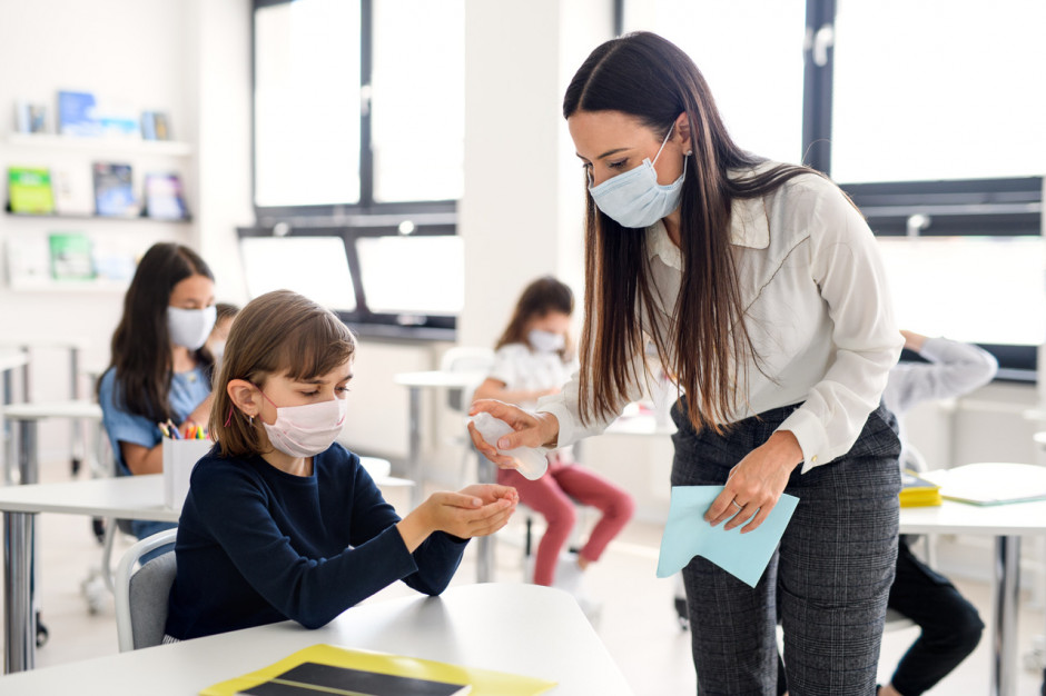 Fot. Shutterstock (zdjęcie ilustracyjne) Ekspert ostrzega rząd przed otwieraniem szkół. "Nowy wariant koronawirusa zakaża dzieci"