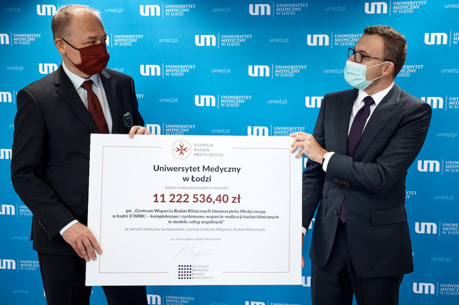 Prof. Radzisław Kordek (z lewej) i dr Radosław Sierpiński; FOT. ABM Łódź: w tym mieście również powstanie Centrum Wsparcia Badań Klinicznych