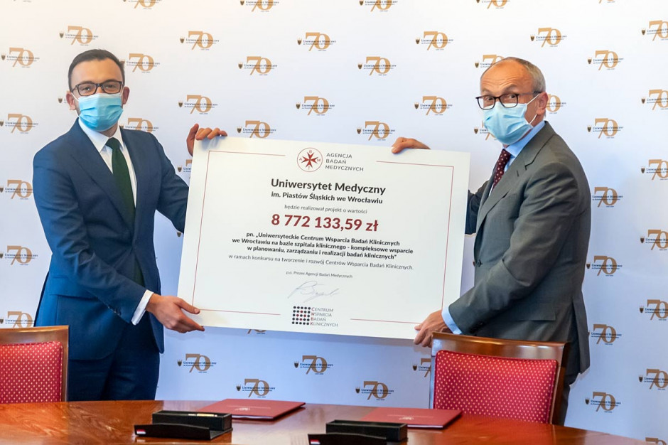 Uczelnia na ten cel otrzyma kwotą blisko 9 mln. zł. Fot. T. Walów Wrocław: UM podpisał umowę na powstanie Centrum Wsparcia Badań Klinicznych