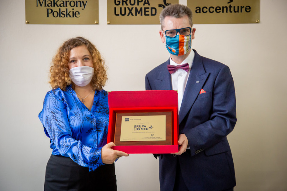 Anna Rulkiewicz, prezes Grupy Lux Med i prof. Piotr Wachowiak, rektor SGH; FOT. Materiały prasowe Warszawa: Grupa Lux Med przystąpiła do grona strategicznych partnerów SGH