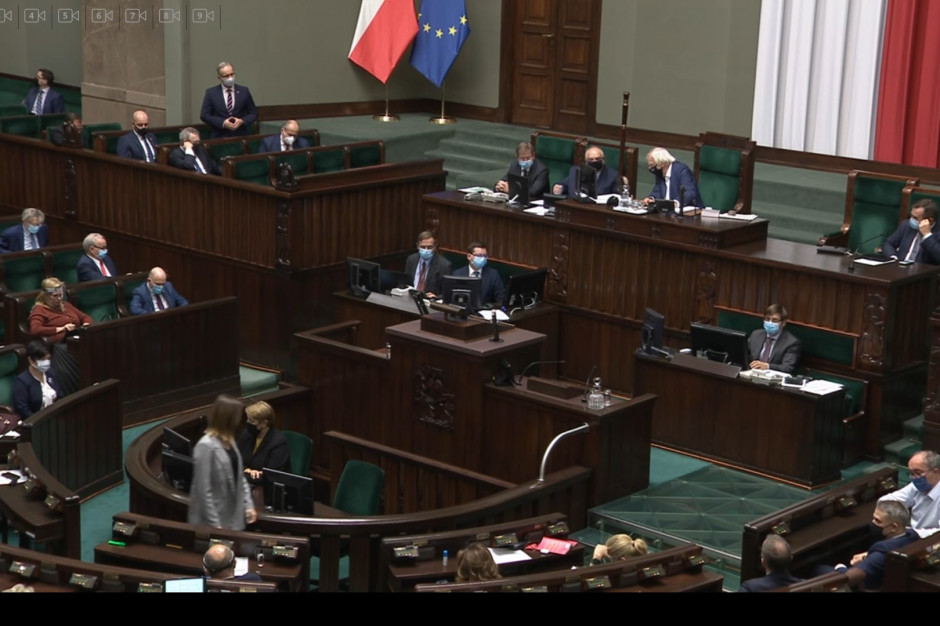 Uchwalenie ustawy tzw. covidowej Fot. transmisja sejmowa Sejm za wyłączeniem odpowiedzialności karnej, podwyższeniem pensji personelu medycznego...