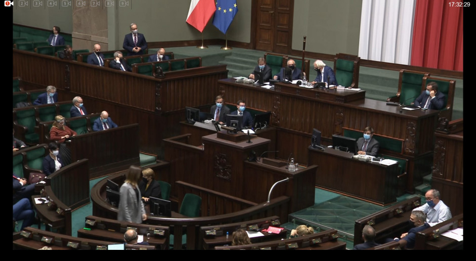 Sejm za wyłączeniem odpowiedzialności karnej, podwyższeniem pensji personelu medycznego...