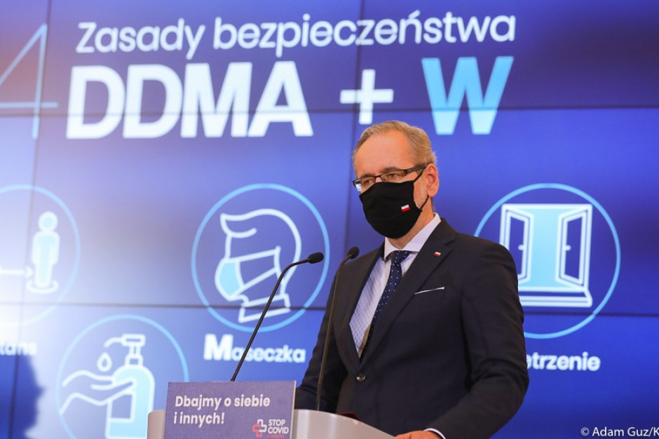 Ministra zdrowia Adama Niedzielskiego przyznał, że przed nami krytyczny tydzień, w którym rozstrzygnie się, czy będzie dalsza eskalacja, czy uda nam się pandemię wstrzymać. Fot. Twitter/Kancelaria Premiera Cała Polska strefą czerwoną: niepokojące tempo przyrostu zakażeń, mamy nowe zaostrzenia
