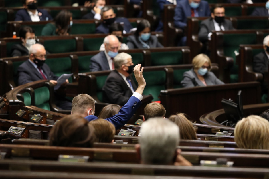 Podczas sejmowego głosowania nad ustawą o zawodzie farmaceuty; FOT. Twitter/Kancelaria Sejmu Sejm przyjął ustawę o zawodzie farmaceuty. Zwiększy się jego znaczenie w ochronie zdrowia?