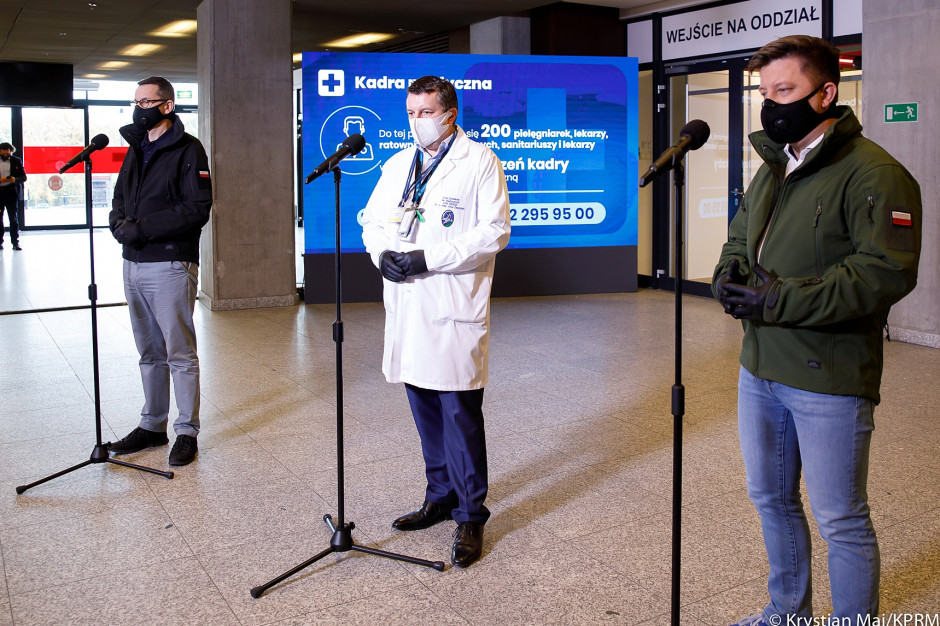 - Wyszczepiliśmy ponad 600 osób w CSK MSWiA i szpitalu tymczasowym. Dzisiaj przystępujemy do kolejnego szczepienia ponad 400 osób - przekazał lekarz. Fot. Twitter/MZ Dr Zaczyński: wyszczepiliśmy ponad 600 osób w CSK MSWiA i szpitalu tymczasowym, dziś kolejne 400 osób