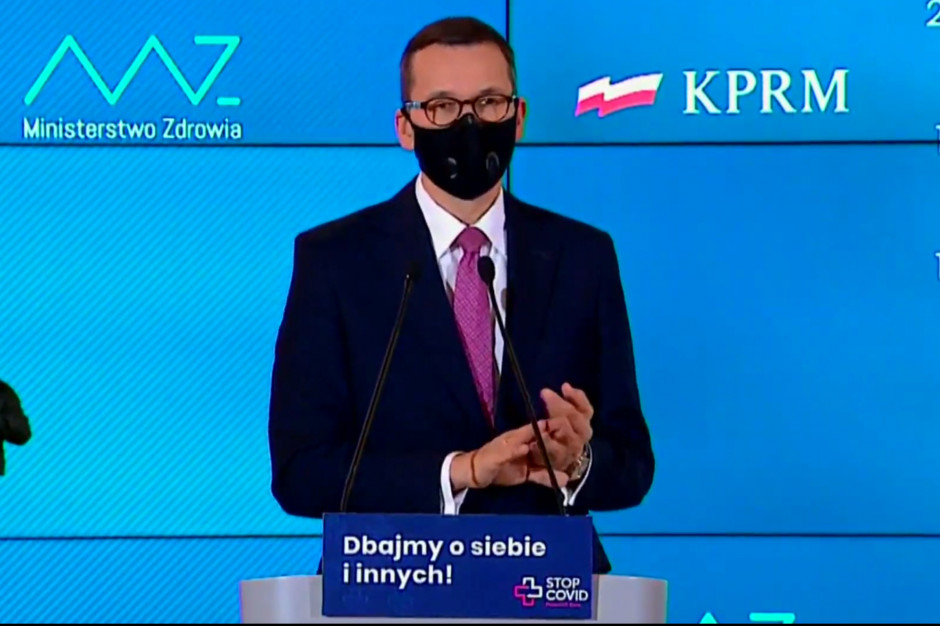 Premier Mateusz Morawiecki podczas piątkowej (30 października) konferencji prasowej; FOT. Screen PTWP Premier Morawiecki: cmentarze zamknięte do 2 listopada, urzędy przechodzą na pracę zdalną