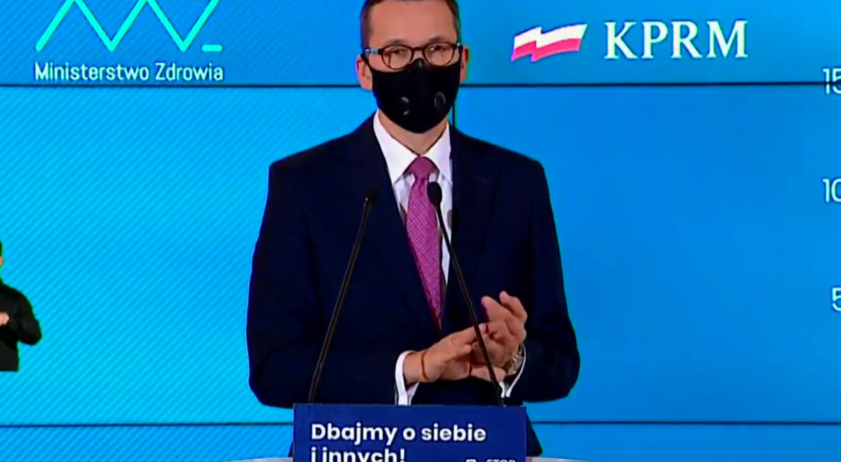 Premier Mateusz Morawiecki podczas piątkowej (30 października) konferencji prasowej; FOT. Screen PTWP Premier Morawiecki: cmentarze zamknięte do 2 listopada, urzędy przechodzą na pracę zdalną