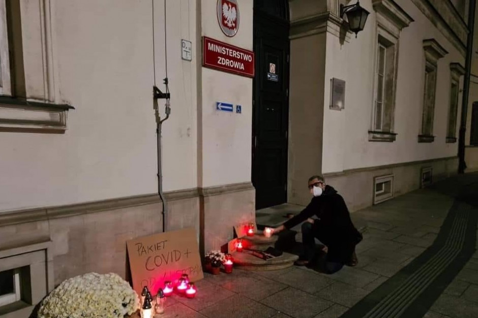 Już dziś zapal #zniczdlapacjenta i #zniczdlamedyka - apelują rezydenci. Fot. Porozumienie Rezydentów/Fb Porozumienie Rezydentów wzywa: zapal #zniczdlapacjenta i #zniczdlamedyka pod szpitalem