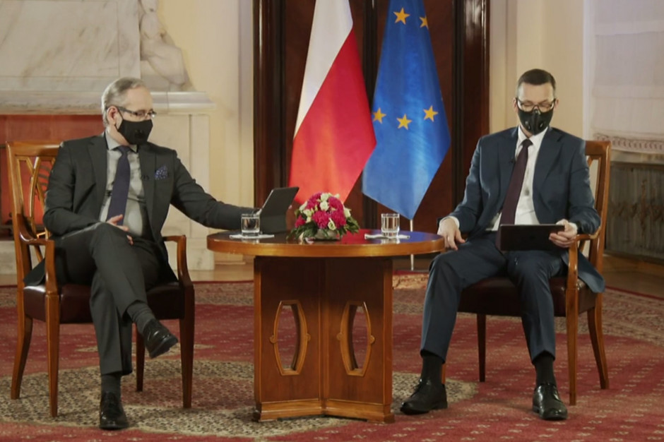 Minister zdrowia Adam Niedzielski i premier Mateusz Morawiecki ; FOT. Facebook Minister: leczenie COVID-19 bezpłatne także dla nieubezpieczonych. Premier: szczepionka już w styczniu